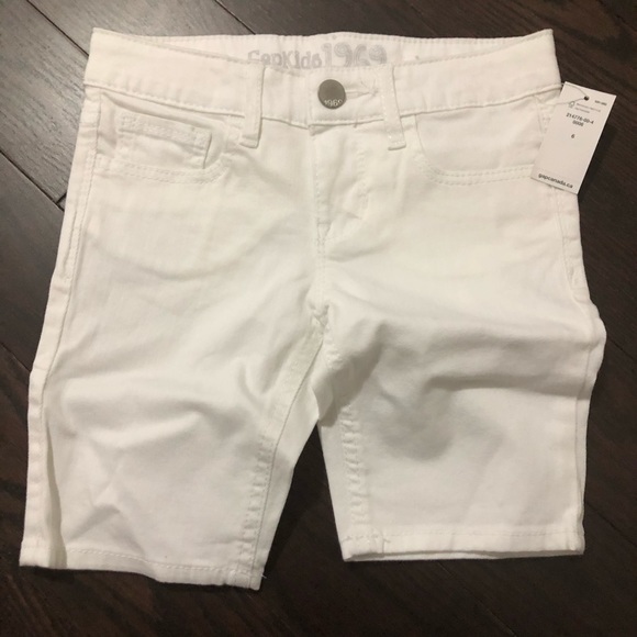 BNWT - Gap Denim shorts - Girl -Size 6 - Picture 1 of 3
